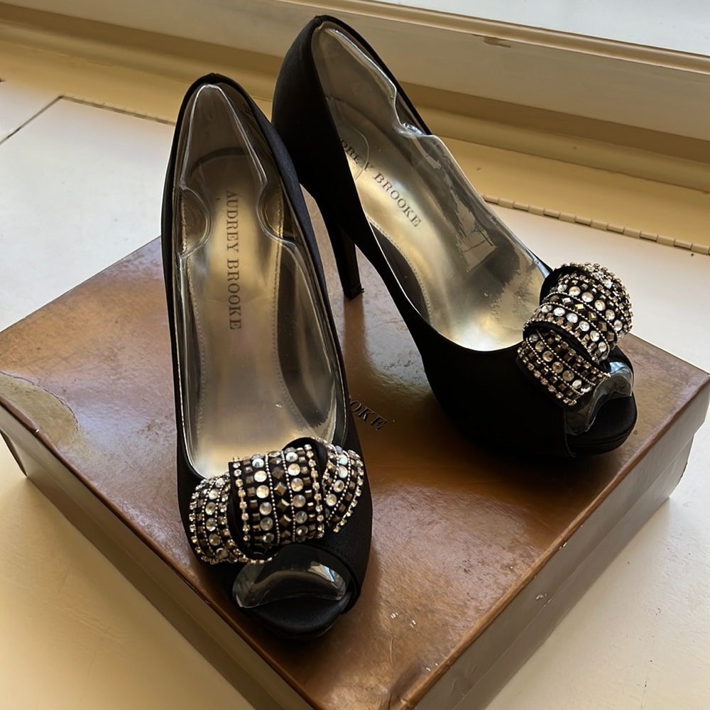 Audrey Brooke Size 7.5 Black heels with bow and silver details